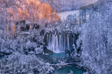 Plitvička jezera okovana snijegom i ledom posebno su čarobna. Ovi prizori podsjećaju nas na maštovite scene iz bajki.