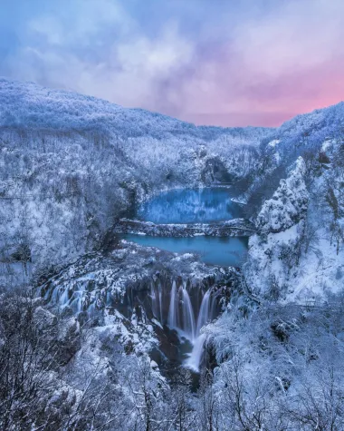Pogled na velika jezera Plitvica zimi oduzima dah, pa nije ni čudo da turisti hrle posjetiti ovaj nacionalni park unatoč niskim temperaturama.