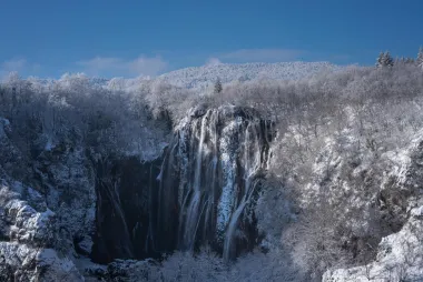Ima li ljepšeg zimskog prizora od slapova Plitvica prekrivenih snijegom?