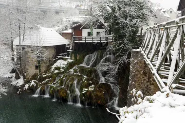 Iz svakog kuta lijepe Rastoke očaravaju ljepotom, a ako ih posjetiš zimi izbjeći ćeš i gužvu koja se obično stvara u proljeće i ljeto.