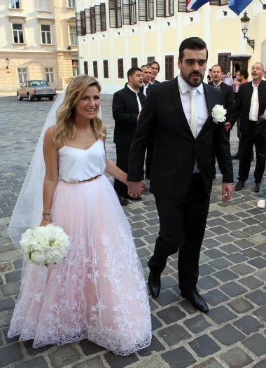 Poznata voditeljica udala se u lipnju 2015. i za svoj je poseban dan odabrala kreaciju dvojca Envy Room, a sama ju je malo doradila zlatnim remenom oko struka. 