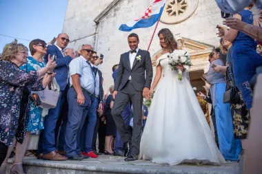 Prekrasna mladenka na vjenčanju koje se održalo krajem travnja 2018. godine u Cavtatu, zablistala je u Caroline Castigliano vjenčanici. Jednostavna bijela haljina bez naramenica, psihloginji i politologinji je pristajala kao salivena. 
