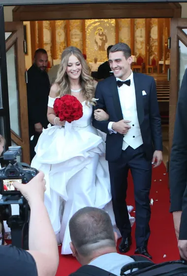 Lijepa Izabel Kovačić udala se nakon dugogodišnje veze za Matea, našeg nogometnog reprezentativca. 2017. su izrekli sudbonosno da, a Izabel je zablistala u raskošnoj haljini princeza kroja. 