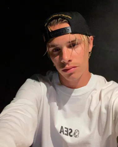 Baš kao što je i bilo za očekivati, sin Davida i Victorije Beckham krenuo je njihovim stopama, a već je s 18 godina osvanuo na naslovnici Voguea.