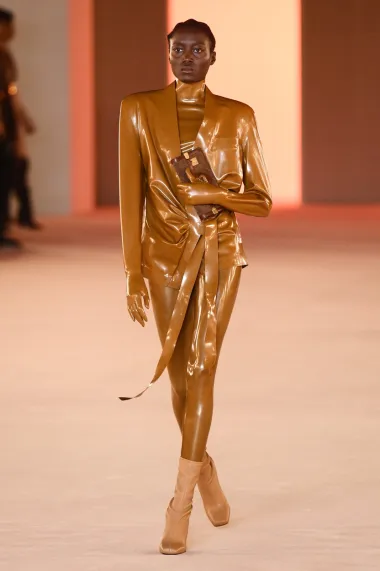 Balmain odijelo od lateksa nosile bi samo najhrabrije dame.