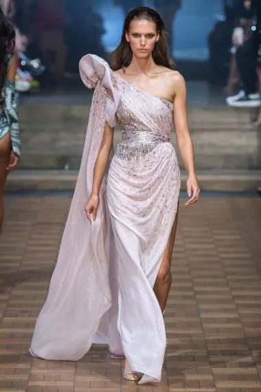 Julien Macdonald svečana haljina divan je spoj šljokica, kristalića i ženstvene elegancije te je kao stvorena za crvene tepihe.