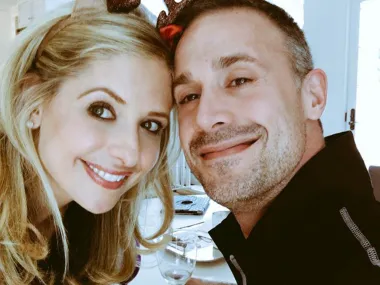 Njih su se dvoje upoznali 90-ih godina na setu filma "Znam što si radila prošlog ljeta", ali počeli su dejtati tek krajem 90-ih, netom prije nego su zajedno snimili igranu verziju crtića "Scooby Doo". Vjenčali su se 2002. godine, a danas imaju dvoje djece.