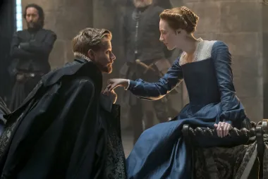 Četverostruka kandidatkinja za Oscara i mladi škotski glumac upoznali su se 2018. na snimanju filma "Mary Queen of Scots". Danas žive zajedno i imaju psa, a svoju vezu skrivaju od očiju javnosti. 