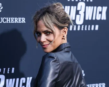 Seksi oskarovka Halle Berry priznaje kako biti holivudska glumica znači stalni pritisak  kako ostati što duže mlad i lijep, no to ju nikada nije navelo na to da odlazi kod plastičara na injekcije botoksa ili veće kirurške zahvate. Halle je jednom čak rekla kako smatra da su operacije postale "droga" holivudskih žena te da svojim primjerom želi pokazati kako se može biti lijep i bez uzimanja te droge.