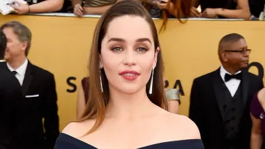 Kao što smo već rekli, 34-godišnja Emilia Clarke kategorički odbija odlaziti na injekcije botoksa te smatra kako je estetska kirurgija svijetu donijela više zla no dobra te da bismo svi trebali preispitati svoje shvaćanje ljepote u današnjem svijetu. 