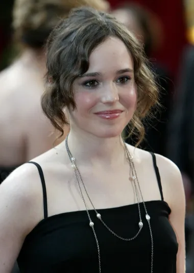 Poznata glumica Ellen Page bila je prvi izbor za ulogu Beth Harmon, glavnu junakinju Netflixove hit serije "Queen's Gambit" koja je na kraju slavu i popularnost donijela manje poznatoj Anyi Taylor-Joy. Ellen je ulogu odbila jer u periodu snimanja nije željela raditi već je bila posvećena svom obiteljskom životu te je stoga odlučila odgoditi sve poslovne obveze. Srećom Taylor-Joy ju je maestralno zamijenila. 
