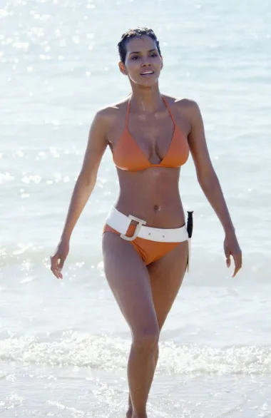 U filmu "Umri drugi dan", seksi Halle Berry pokazala je svoju zanosnu figuru u narančastom badiću i ostala urezana u pamćenje svih ljubitelja James Bond priča.