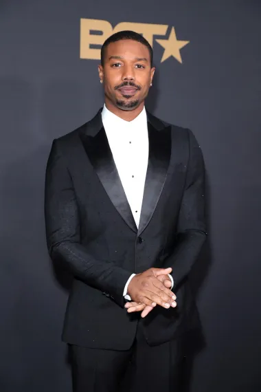 Michael B. Jordan postao je popularan zahvaljujući svojim ulogama u "Black Panther" i "Creed", a za te se uloge spremao svakodnevnim vježbanjem i konzumiranjem isključivo strogo skrojenog plana prehrane. Trenutačno mladi glumac uživa u samačkom životu, pa je jedan od najpoželjnijih neženja svijeta.