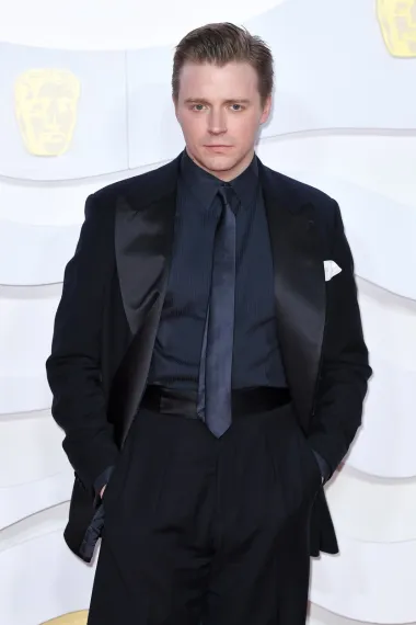30-godišnji škotski glumac Jack Lowden jedan je od najperspektivnijih holivudskih glumaca novije generacije, a trenutno je u vezi s megauspješnom glumicom Saoirse Ronan. Zgodni plavokosi Škot u slobodno vrijeme planinari te uživa u promoviranju škotskih ljepota. 