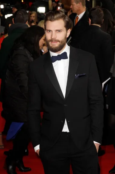 Irac Jamie Dornan postao je planetarno popularan po samo jednom hitu – "50 nijansi sive." Za taj je film morao obrijati bradu, što mu je navodno teško palo, ali na koncu se žrtva isplatila jer su tisuće žena diljem svijeta poklekle pod njegovim zavodničkim čarom i postale opsjednute ovim filmskim, ali i književnim serijalom. 