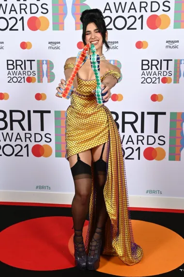 Dua je na ovogodišnjoj dodjeli BRIT Awardsa trimjufrirala pobravši nagrade za najbolju solo pjevačicu i za najbolji album godine, a pojavila se u seksi haljini britanske dizajnerice Vivienne Westwood koja je oskudnu opravicu kreirala posebno za Duu. Pjevačica je od glave do pete bila odjevena u komade slavne dizajnerice, a svi su se složili da je izgledala senzacionalno. 