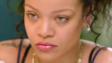 Pjevačica Rihanna prirodna je ljepotica koja i bez šminke izgleda apsolutno sjajno, a šminkom samo naglasi svoje atribute.