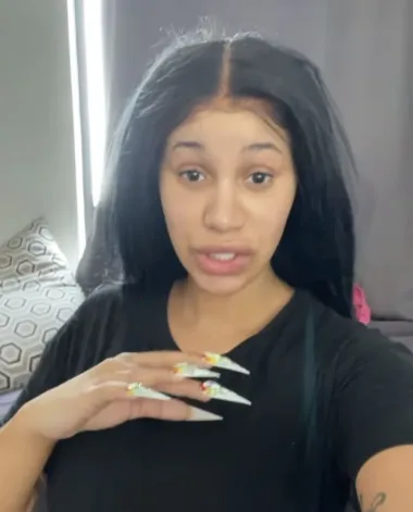 Duge trepavice, teški make up i dugi nokti ono je što definira izgled reperice Cardi B, no ispod sve te silne šminke, reperica izgleda ovako.