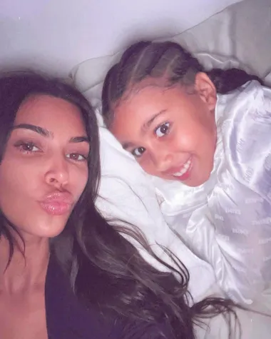 Američka reality zvijezda Kim Kardashian uvijek je u besprijekornom izdanju, no kada se kamere ugase, nema ni trunke šminke. Tako je nastao i ovaj selfie, na kojem u kućnom izdanju bez šminke pozira s kćerkicom North West.