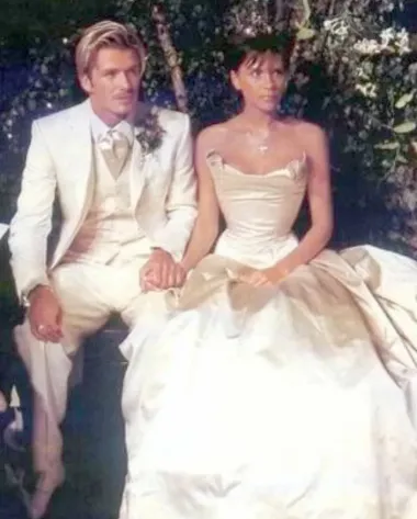 Vjenčanica Victorie Beckham, slavne Posh Spice i modne dizajnerice, sigurno je jedna od najzapamćenijih celebrity vjenčanica ikad. Haljinu od satena u boji šampanjca dizajnirala je Vera Wang. Victoria ju je kombinirala s velikim križem oko vrata koji je u to vrijeme bio njezin zaštitni znak.