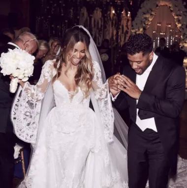 R&amp;B zvijezda Ciara zapanjila je u raskošnoj balskoj vjenčanici prekrivenoj čipkom na svom vjenčanju za Russella Wilsona. Haljinu je dizajnirao dizajner modne kuće Roberto Cavalli, Peter Dundas, a ideja dizajna je bila ta da se stvori haljina dostojna princeze. S obzirom da se i vjenčanje održalo u dvorcu, cijeli ugođaj je bio bajkovit. 