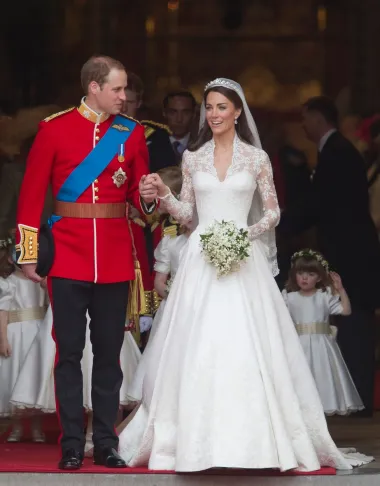 Kate Middleton, čije su vjenčanje 2011. pratili milijuni TV gledatelja, odlučila se za tradicionalnu haljinu dostojnu kraljice - raskošnu vjenčanicu V-izreza ukrašenu čipkom, koju je osmislila Sarah Burton, kreativna direktorica proslavljene kuće Alexander McQueen. Vojvotkinja od Cambridgea željela je da vjenčanica bude spoj modernog i tradicionalnog, a svi se slažu kako je Sarah uspjela kreirati nevjerojatnu haljinu.
