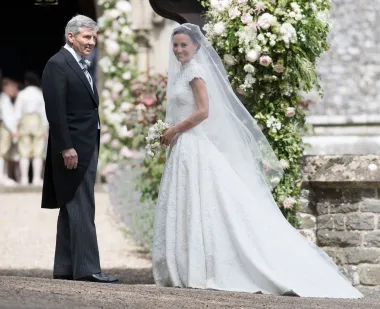 Pippa Middleton koja je bila u središtu pozornosti na vjenčanju svoje sestre Kate, udala se za milijardera Jamesa Matthewsa razmijenivši bračne zavjete u crkvi Svetog Marka u Englefieldu. Raskošna kreacija britanskog dizajnera Gilesa Deacona bila je izrađena od fine čipke te je savršeno naglasila vitku liniju mlađe sestre Middleton. Haljina čija je cijena oko 80 tisuća kuna, imala je viši ovratnik, kratke rukave i zanimljiv izrez na leđima u obliku srca.