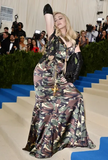 Još jedan primjer pretjerivanja na Met Gali. Madonna, od koje nitko ne očekuje eleganciju i damske haljine, ovim je military lookom zgrozila javnost. Haljina joj nije pristajala kao salivena, a uz to nikome nije bilo ni jasno zašto je odlučila dati takvu počast vojsci. Nosila je naime toaletu maskirnog uzorka, s crnim kožnim rukavicama i remenom  s kojeg su visjeli nožići i ostala vojnička oprema. 