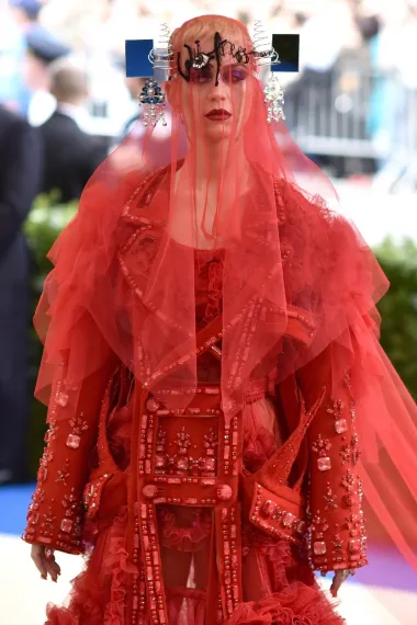 Pjevačica Katy Perry inače je poznata po svom neobičnom modnom izričaju, no na Met Gali 2017. kritičari su je razapeli zbog toga što je, prekrivena metrima i metrima šifona, izgledala kao biće s neke druge planete. Ako joj je to bio cilj, sjajno, a ako ne, nadamo se da je nakon ovog promašaja promijenila stilista. 