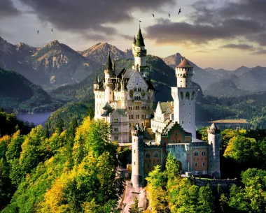 Neuschwanstein, što u prijevodu znači Novi labuđi kamen je njemački dvorac na jugozapadu Bavarske u regiji Allgäu. Dao ga je sagraditi godine 1869. bavarski kralj Ludwig II. Jedan je od najpoznatijih dvoraca i romantičnih prizora na svijetu, te omiljeno turističko odredište. Građen je od 1869. – 1886. uglavnom u stilu njemačke romanike iz 13. stoljeća, premda vrlo slobodno interpretirane. Pojedini su detalji preuzeti iz stvarnih zgrada, ali je dvorac u cjelini originalna građevina. Poznato je kako je upravo ovaj dvorac inspirirao Walta Disneyja za stvaranje prepoznatljivog Pepljuginog dvorca koji je kasnije postao i logo Disney kompanije. 
