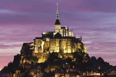 Mont Saint-Michel je srednjovjekovni burg izgrađen oko samostana svetog Mihovila u Normandiji u blizini Avranchesa u Francuskoj. Mont Saint-Michel čine dvije etaže: prva je 80 metara visoka i više od 20 milijuna godina stara granitna stijena čiji opseg na tlu iznosi 950 metara, a druga etaža se sastoji od malog sela, moćne opatije s utvrdom, tornjevima i potpornim lukovima te pripadajućom crkvom koja je građena od 11. do 13. stoljeća. U prostranom zaljevu rijeke Couesnon u kojem se nalazi Mont Saint-Michel mogu se promatrati najveće razlike u razini vode pri morskim mijenama u Europi: razlika vodostaja između oseke i plime katkad bude i do 15 metara. Kada se plima dogodi u vrijeme velikih poplava, što se događa oko 50 dana u godini, Mont-Saint-Michel se pretvara u otok potpuno okružen morem, što samo povećava njegov šarm. Inače, ova je utvrda upisana na popis mjesta svjetske baštine u Europi zbog svoje kulturnog, povijesnog, arhitektonskog značaja, ali i prirodne ljepote. 