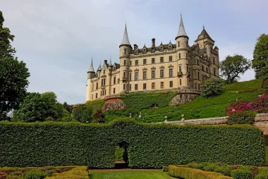 Dunrobin, jedan od prekrasnih dvoraca Škotske, poznat je i kao kulisa slavnog filma Stanleyja Kubricka &quot;Barry Lyndon&quot;, a moramo priznati kako izgleda doista spektakularno. Izgrađen je  tijekom 13. stoljeća, a služio je kao sjedište grofova Sutherlanda, koji su stoljećima bili jedna od najmoćnijih obitelji u zemlji. Trenutni izgled ove utvrde datira iz sredine 19. stoljeća i smatra se najvećom rezidencijom na sjeveru Škotske. Osim velebnog dvorca, tu su još i prostrani, veličanstveno uređeni vrtovi koji su otvoreni za posjet turista. 