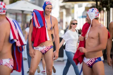 Prizori kakvi se ne viđaju često: Barakude prošetale centrom Rijeke u kupaćim gaćicama