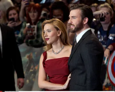 Scarlett Johansson i Chris Evans su oboje velike holivudske zvijezde, a poznaju se još od ranih 2000-ih. Tijekom godina su postali najbolji prijatelji, a iako su ih mnogi željeli vidjeti kao ljubavni par, to se nikada nije dogodilo. 