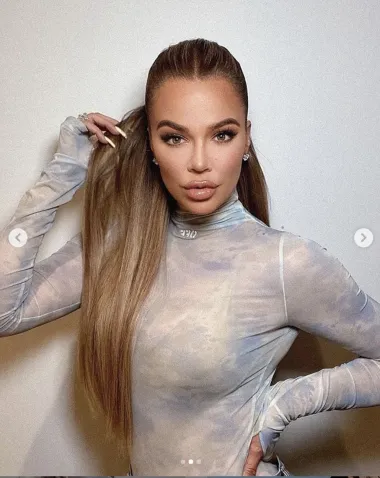 Ovo je jedna od najnovijih Instagram objava Khloe Kardashian, a na njoj je vidljivo u kojoj se mjeri izoperirala tijekom godina. Osim što je smršavjela i oblikovala tijelo, napumpala je usne, podigla jagodice i smanjila svoj nos, operirala je bradu i čeljust te neprestano ubrizgavala botoks. Zbog svega toga našla se na meti kritika. Mnogi smatraju kako nije dobar primjer mladim ženama kojima ovako nameće nerealne beauty standarde. 