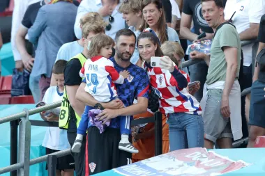 Milan Badelj nakon utakmice družio se sa suprugom Martinom i trogodišnjim sinom Jonom. 