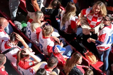 Blanka Vlašić i Izabela Kovačić srdačno su se pozdravile prije početka utakmice.