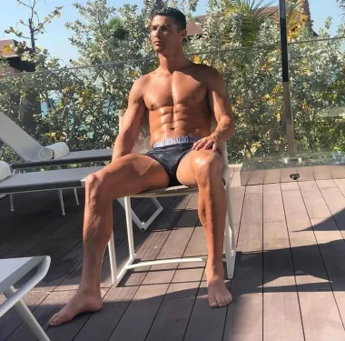 Prema mišljenju mnogih Cristiano Ronaldo je najzgodniji nogometaš svih vremena, a ono što je sigurno je to da je definitivno najplaćeniji. Iako je već debelo zagazio u 30-e, Cristiano je i dalje kapetan Portugalske reprezentacije te nas svakim svojim izlaskom na teren oduševi vještinom igre. Osim toga, moramo priznati kako izgleda zapanjujuće fit, čime se voli pohvaliti na društvenim mrežama. 