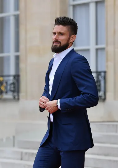 Olivier Jonathan Giroud francuski je profesionalni nogometaš koji nastupa za Chelsea i reprezentaciju Francuske. Prve nogometne korake napravio je u ekipi Froges, za čiji je omladinski tim nastupao od 1992. do 1999. godine. Potom prelazi u omladinski tim Grenoblea. Iako danas ima 37 godina, čini se kako stari kao vino - što stariji, to bolji. Godinama ga se smatra miljenikom žena, a jasno nam je i zašto je tako. 