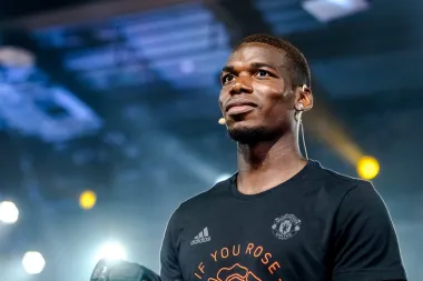 Paul Pogba francuski je nogometaš koji trenutačno igra za Manchester United . Ima 27 godina, a već je nebrojeno puta dokazao kako je neprocjenjiv dio francuske nogometne reprezentacije. S obzirom na to da ga smatraju jednim od najboljih nogometnih igrača današnjice, zanimljivo je da se često nalazi i na listama onih najšarmantnijih. 