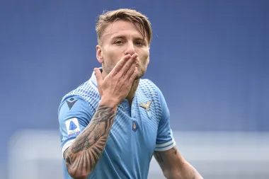 Italija je poznata kao zemlja koja nerijetko &quot;proizvede&quot; neke od najzgodnijih pripadnica ženskog spola, ali i najzgodnije nogometaše svijeta. Jedan od njih definitivno je i plavokosi Ciro Immobile kojeg žene obožavaju zbog seksi tetovaža, galantnosti i isklesanog tijela. Iako nije tipični tamnokosi Talijan, moramo priznati da je jako dopadljiv. 