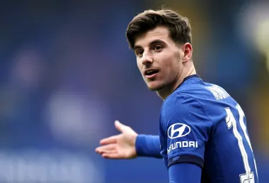 Mlad, zgodan i sjajan igrač - može li bolje? Mason Mount je lijepo lice s nogometnih terena, a inače se radi o engleskom nogometašu koji igra za Chelsea. Može igrati na pozicijama napadača ili centralnog veznog, a poznat je po svom agresivnom stilu igre i vještom napadanju bez puno razmišljanja.  
