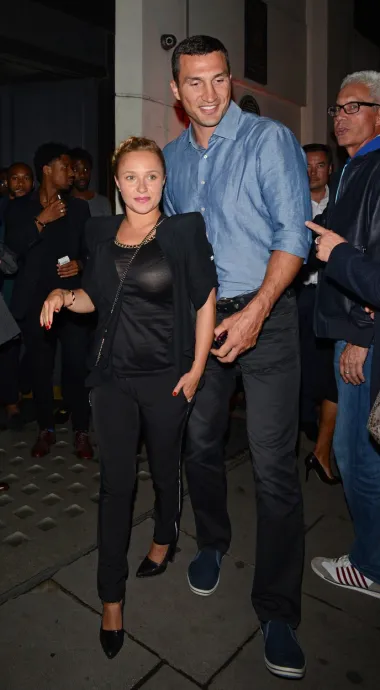 Vrlo velika razlika u visini je i kod glumačko-boksačkog para Hayden Panettiere i Wladimira Klitschka. Ona je visoka 154 cm, on 188 cm, no to ih ne smeta - nakon prekida ponovno su prohodali, zaručili se i sada imaju djevojčicu.