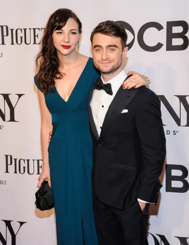 Glumac kojeg pamtimo iz filmova o Harryju Potteru, Britanac Daniel Radcliffe, u stvarnom se životu zaljubio u kolegicu s kojom je snimao film &quot;Ubij svoje najdraže&quot;, Erim Darke. Ona je visoka 167 cm, a Daniel tek 162 cm, no to im nikada nije bio problem.