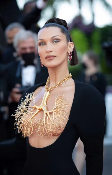 Trenutno najtraženija manekenka svijeta, zanosna Bella Hadid, ove je godine pobjednica borbe u konkurenciji najbolje odjevene dame Cannesa. Naime, Bella je prije nekoliko dana zasjala u ovoj ekstravagantnoj haljini Schiaparelli brenda koju karakteriziraju posve otvorena prsa te grudnjak/ogrlica u obliku morskog koralja ili pluća. Ovaj je spektakularan outfit oduševio i javnost i modne stručnjake. 