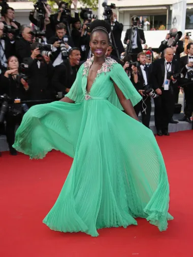 Guccijeve haljine na ovoj listi definitivno dominiraju. Tako se tu našla i ova zelena toaleta lepršavog kroja koju je 2015. u Cannesu nosila oskarovka Lupita Nyong&apos;o. Žarka boja je savršeno naglasila tamnu put glumice, a lepršava, prozračna tkanina plesala je oko nje tvoreći estetski predivan prizor. 