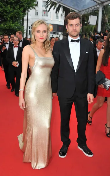 Prije točno 10 godina, 2011., njemačka glumica Diane Kruger oduševila je u Cannesu pojavivši se u ovoj zlatnoj, minimalističkoj Calvin Klein toaleti koja joj je naglasila vitku liniju. Diane je u ovoj haljini izgledala kao da je prelivena zlatom, a tome kako joj je stajala haljina ne možemo pronaći niti jednu manu. 