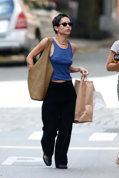 Američkoj glumici i 32-godišnjoj zvijezdi serije Big Little Lies outfiti bez grudnjaka nisu strani pojam, pa tako često na društvenim mrežama objavljuje selfieje bez grudnjaka, a da ih zaista ne voli nositi, dokazuju i njezina brojna pojavljivaja u javnosti, poput ovog casual izdanja u šetnji gradom. 