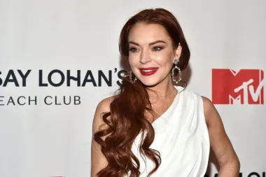 Lindsay je rangirana kao najsiromašnija poznata osoba. Tijekom svojih mladih dana bila je najpoznatija mlada zvijezda na svijetu, kada je zarađivala 7,5 milijuna dolara po filmu. Kada je imala samo 18 godina, imala je neto vrijednost veću od 30 milijuna dolara. Od 2020. njezino bogatstvo procijenjeno je na samo 800 000 dolara, što je čini jednom od najsiromašnijih zvijezda.