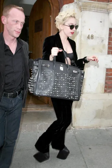 Lady Gaga fotografirana je pri izlasku studija u sjevernom Londonu, kada je nosila baršunasto odijelo ispod kojeg je imala samo grudnjak. Cijeli outfit začinile su Hermes Birkin torba sa zakovicama i neobične crne štikle bez pete na platformu.